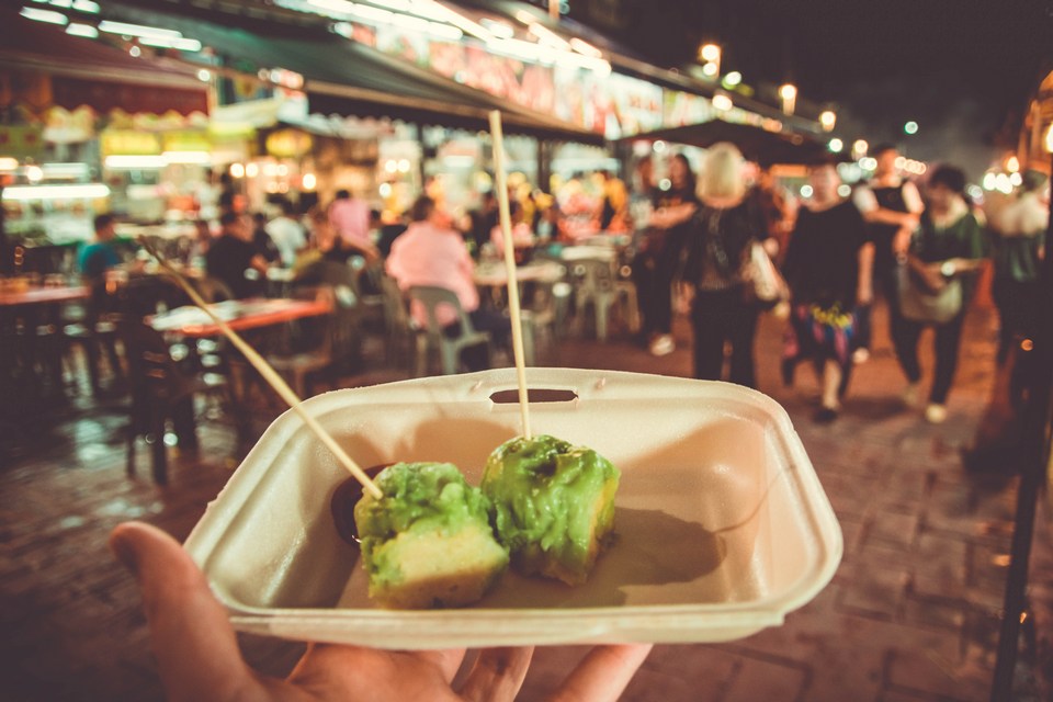 Jalan-Alor-night-food-markets-stall-selling-skewers_cc