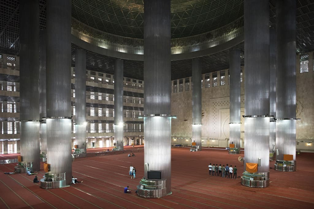 Istiqlal Mosque is very large scale.