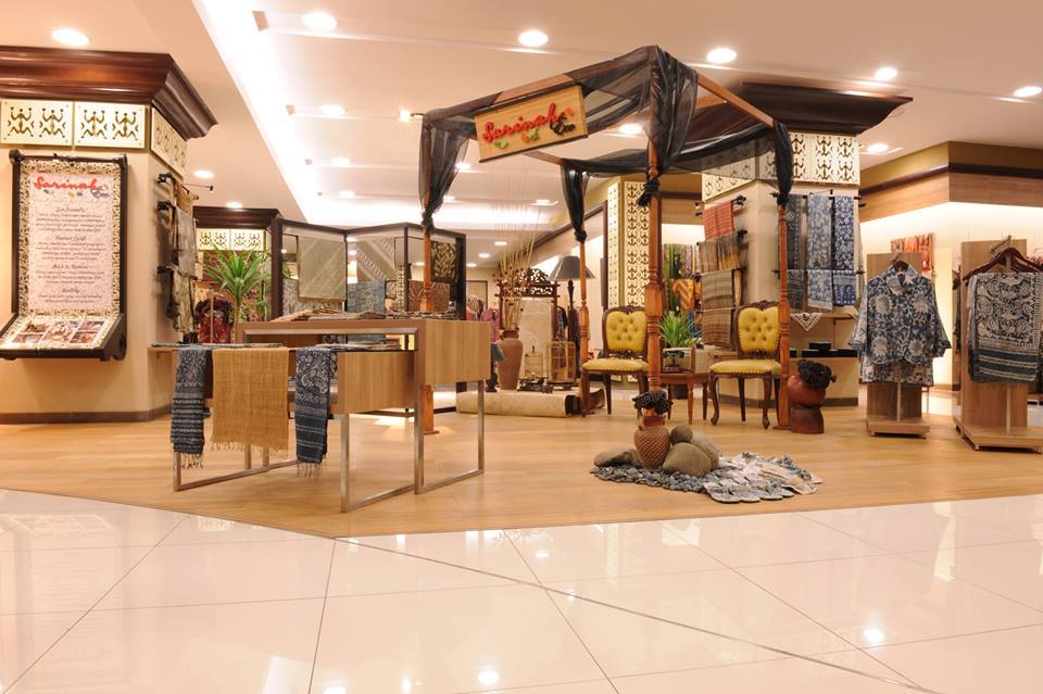 Sarinah shopping plaza with many local items.