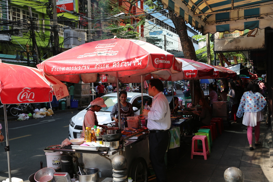 silom bangkok sakhorn street food