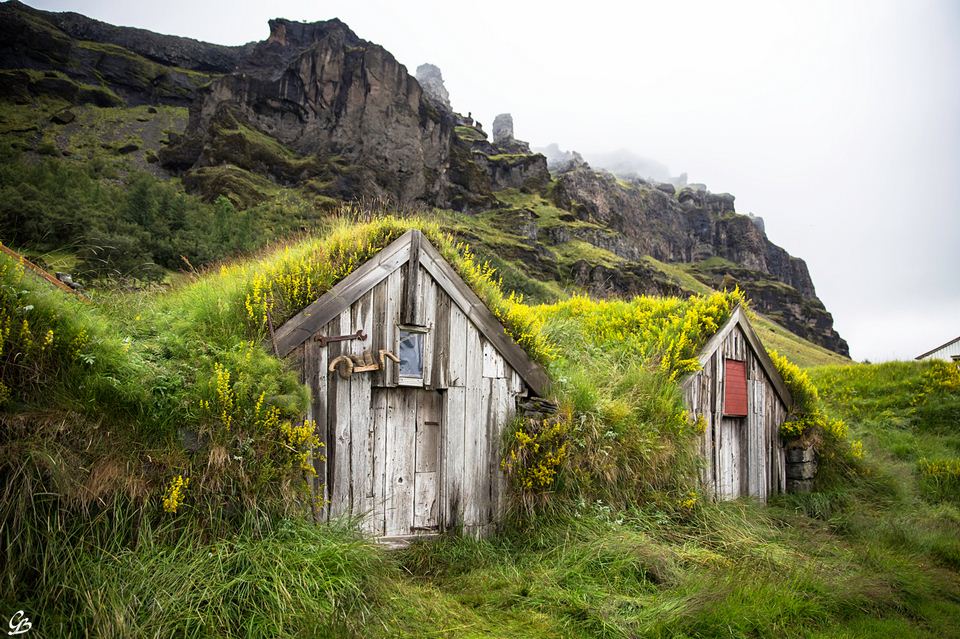Houses with grass roofs are abandoned