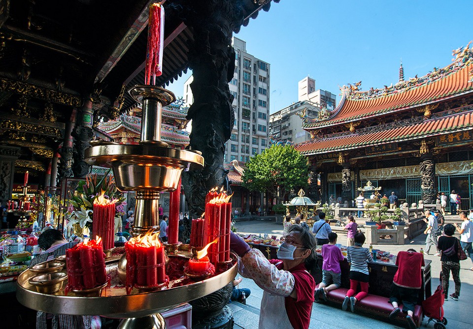longshan temple taipei, wanhua, taipei itinerary 4 days blog,taipei recommended itinerary,taipei travel itinerary (1)