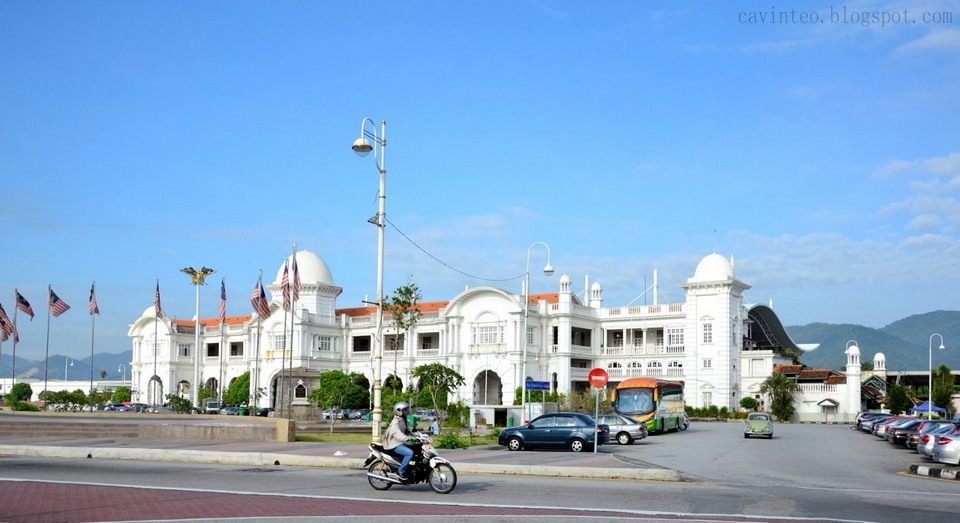 01 Ipoh Railway Station, War Memorial and the Ipoh Tree @ Ipoh, Perak [Malaysia] (Large)
