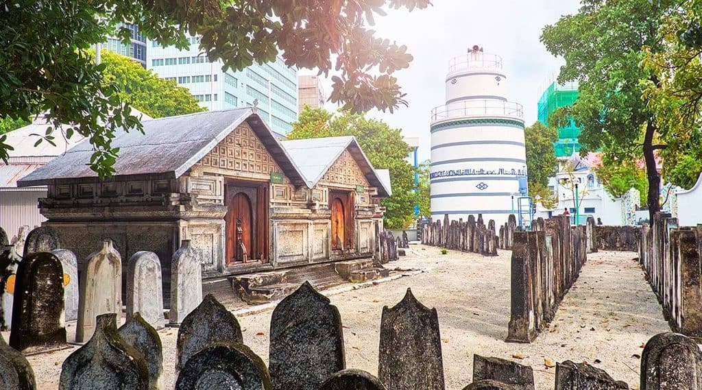 The mysterious ancient tomb house in the city makes many tourists curious.