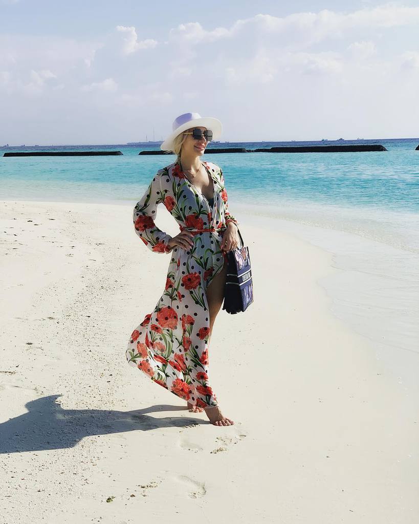 The long-sleeved maxi dresses really match the scenery of paradise sea, images of virtual life which get thousands of LIKE and also protect your skin in the sun.
