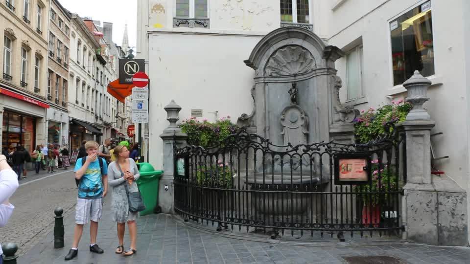 Peeing Boy Statue – Manneken Pis,brussels travel blog,brussels travel guide,brussels city guide (1)