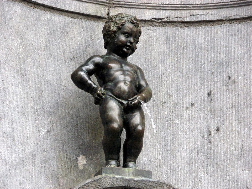 Peeing Boy Statue – Manneken Pis,brussels travel blog,brussels travel guide,brussels city guide (1)