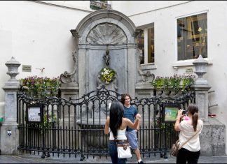 Peeing Boy Statue – Manneken Pis,brussels travel blog,brussels travel guide,brussels city guide (1)