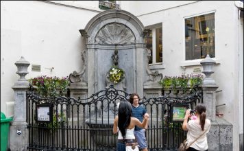 Where to go in Brussels? — Top 12 must & best places to visit in Brussels Peeing Boy Statue – Manneken Pis,brussels travel blog,brussels travel guide,brussels city guide (1)