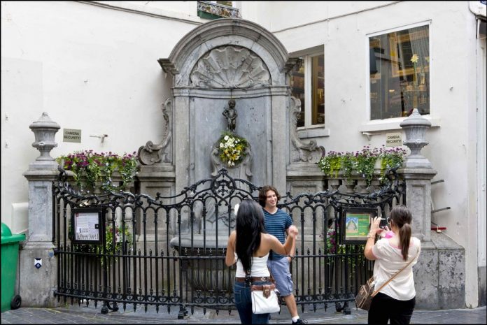 Peeing Boy Statue – Manneken Pis,brussels travel blog,brussels travel guide,brussels city guide (1)