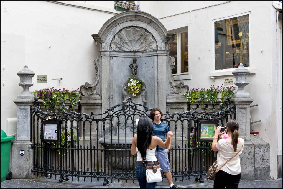 Peeing Boy Statue – Manneken Pis,brussels travel blog,brussels travel guide,brussels city guide (4)