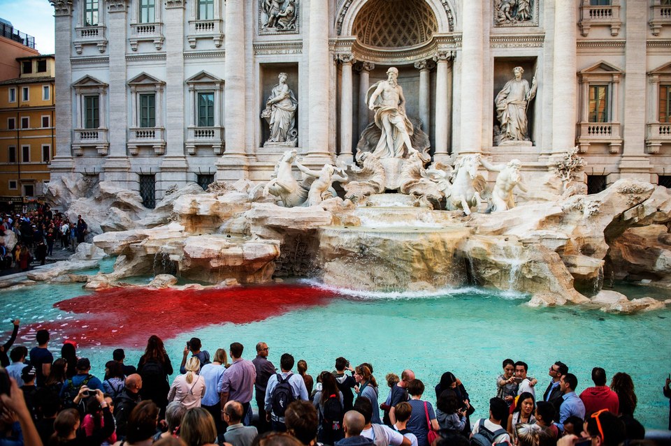 00-story-image-trevi-fountain-rome-runs-red