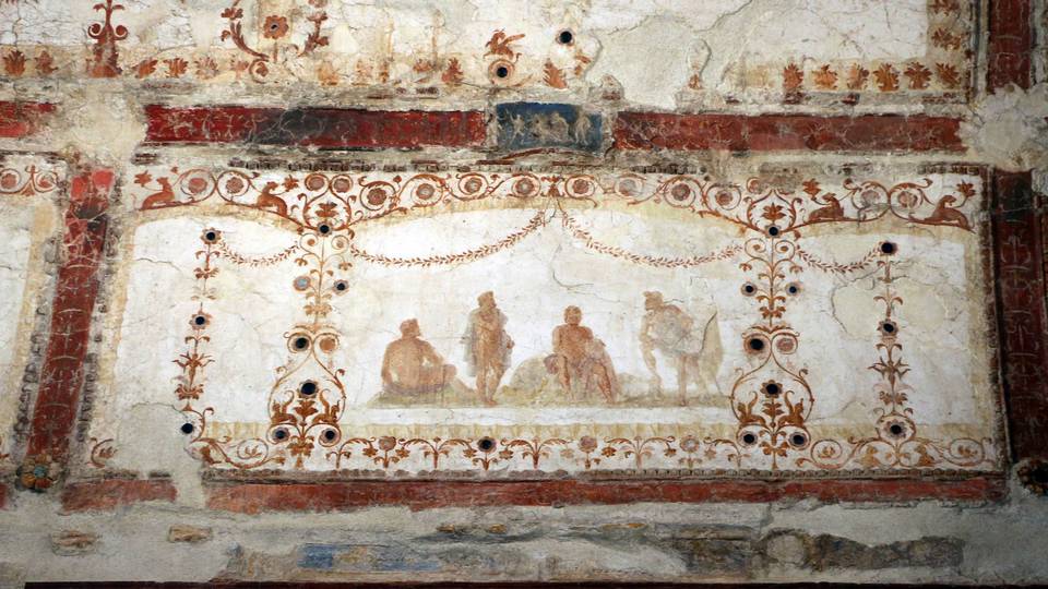 The decoration and the paintings on the walls of the Domus Aurea are fomous thanks to Fabullus