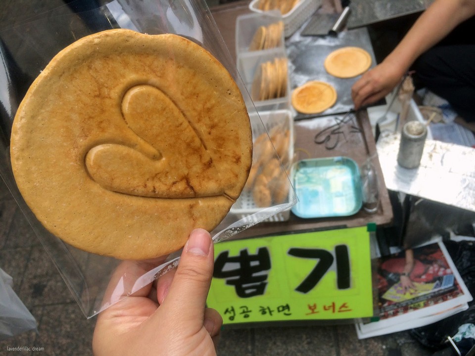 Bbopkki (Sugar Lollipop),myeongdong food blog,myeongdong food guide,myeongdong must eat,what to eat in myeongdong (1)