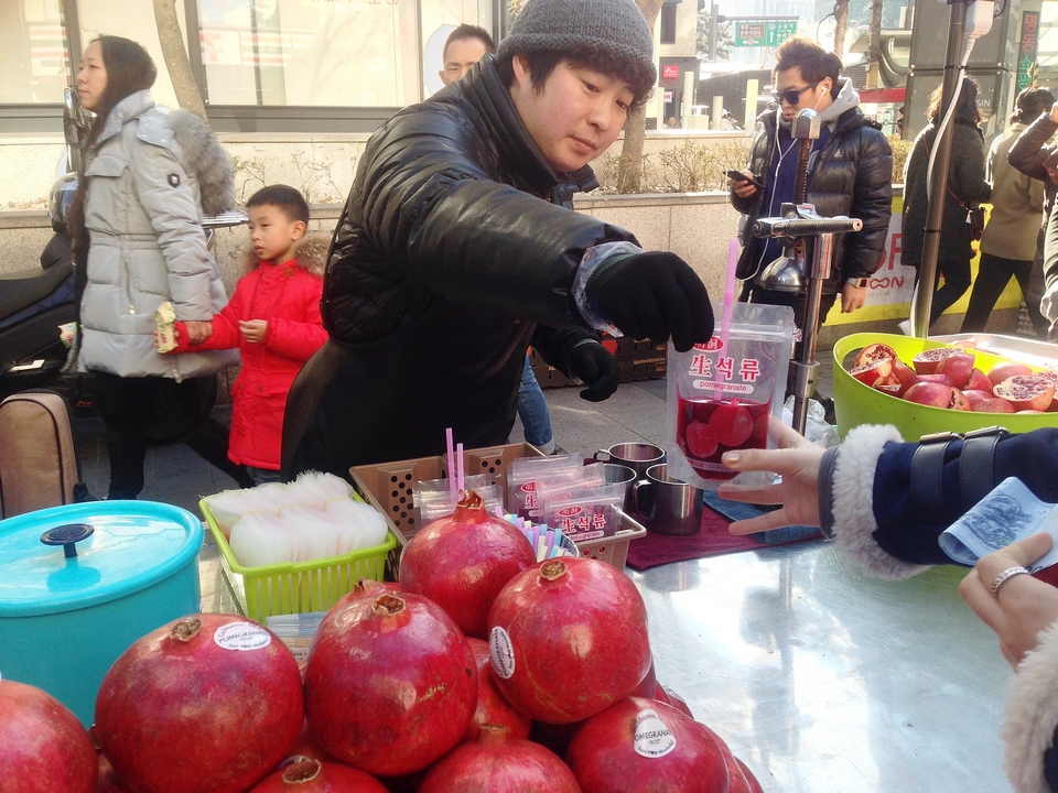 Pomegranate Juice,myeongdong food blog,myeongdong food guide,myeongdong must eat,what to eat in myeongdong (1)