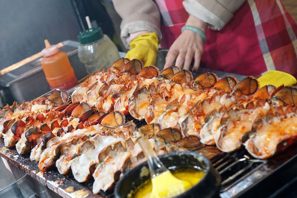 grilled lobster,myeongdong food blog,myeongdong food guide,myeongdong must eat,what to eat in myeongdong (1)