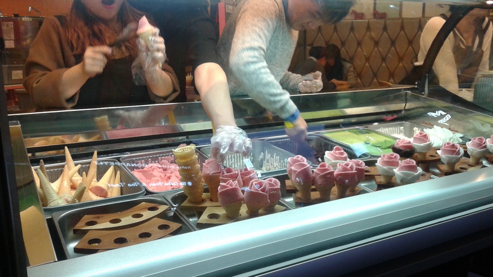 rose ice cream,myeongdong food blog,myeongdong food guide,myeongdong must eat,what to eat in myeongdong (1)