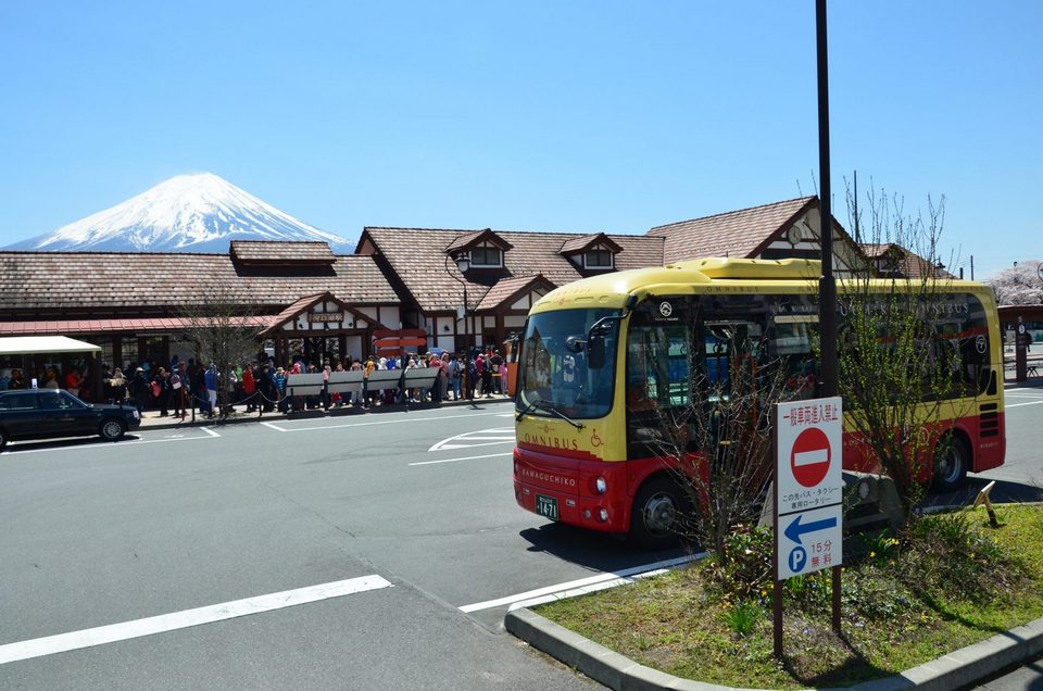 red line bus at kawaguchiko station