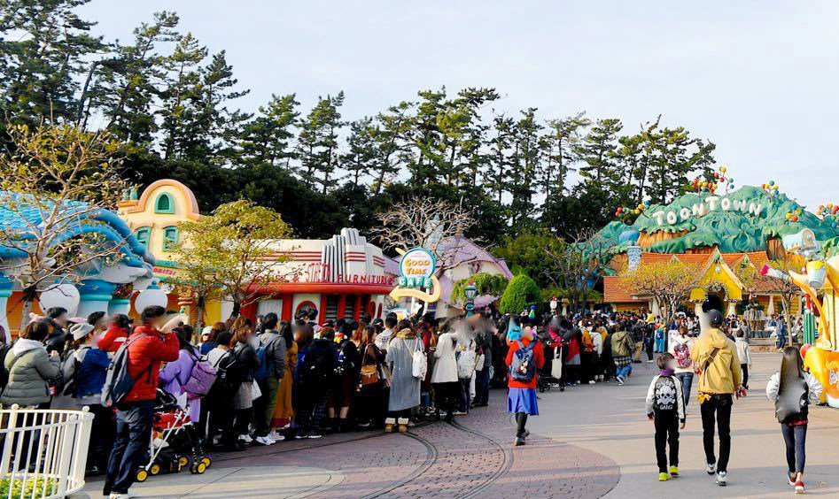 Queue-to-Tokyo-Disneysea-on-a-school-holiday-Tokyo-Disneyland-Guide