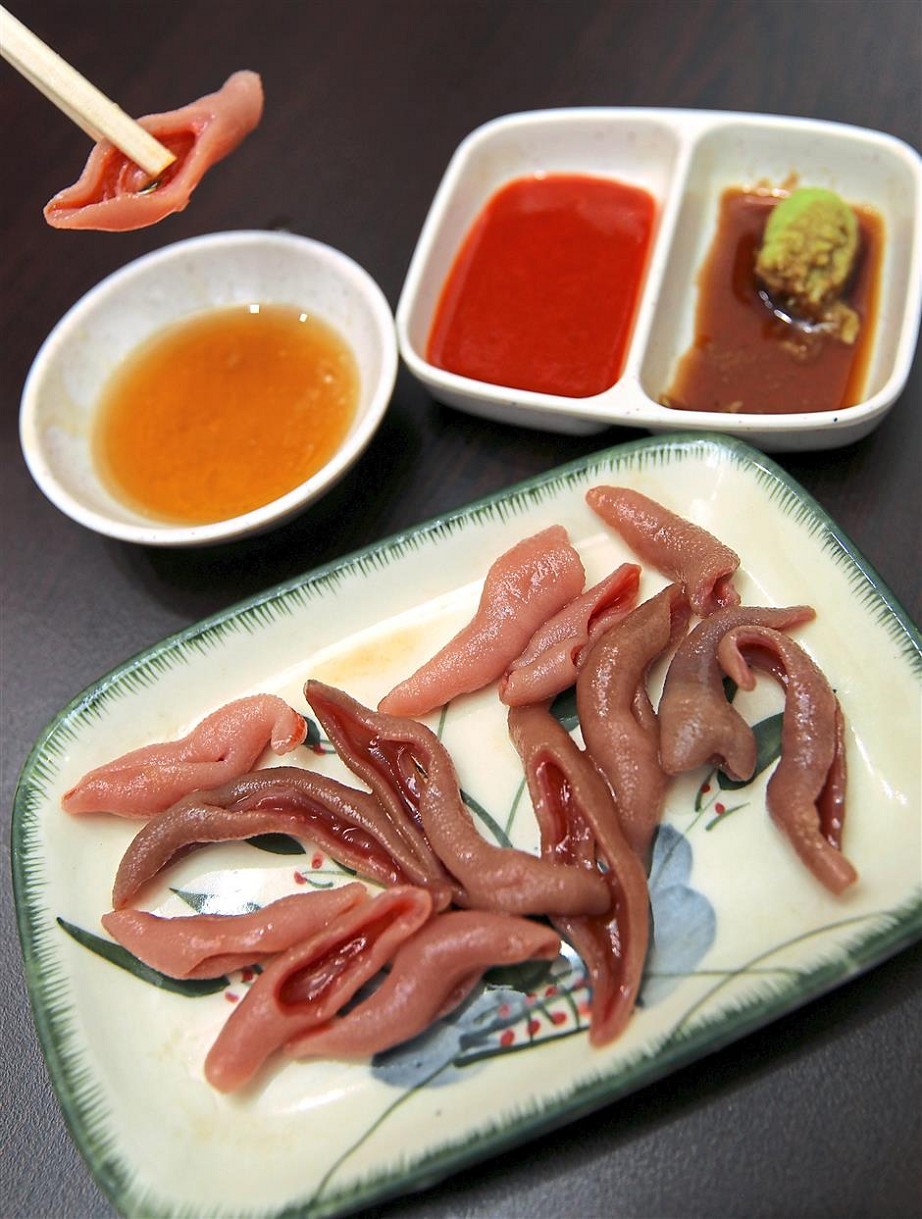 Gaebul Urechis unicinctus,strange food in korea,korean exotic food,weird korean food,korean strange food (1)