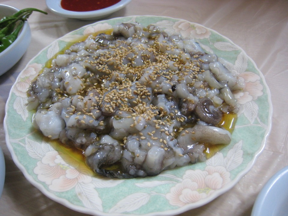 Sannakji (Live Octopus Sashimi),strange food in korea,unusual korean food,weird korean food,korean strange food (1)