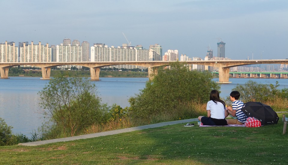 seoul han river picnic,sunset,night,things to do in seoul at night