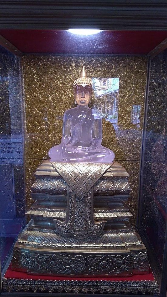 The treasure of Phra sae Tang Kamani crystal statue.