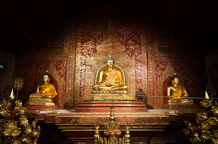 Phra Singh temple buddha statues