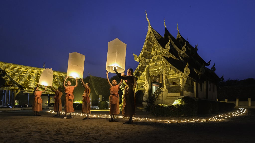 Monks dropping sky lanterns at Ton Kwen temple.