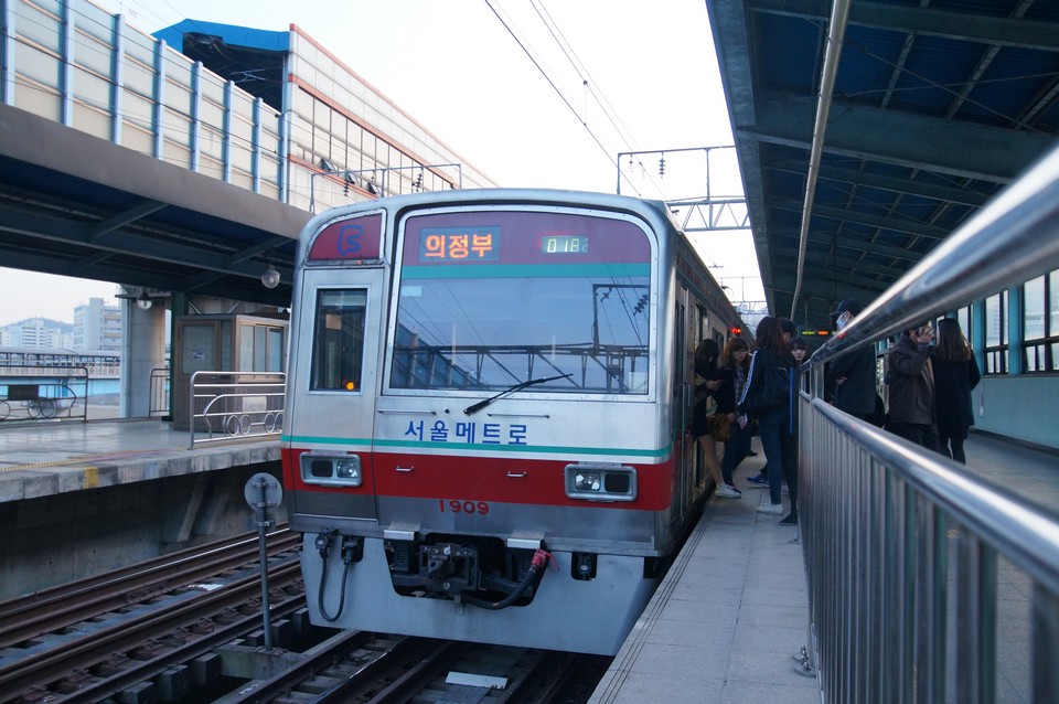 Seoul_Metro_Line_1_train_at_Guil