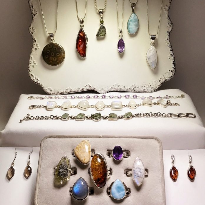 Must buy in Indonesia — Top 9 cheap, famous gifts, souvenirs & best