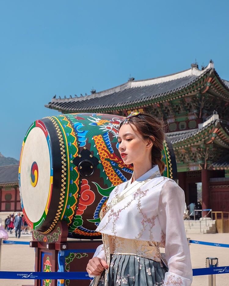 Taking pictures in Gyeong Bokgung Palace.