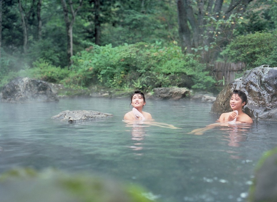 Enjoy soaking at outdoor thermal spring