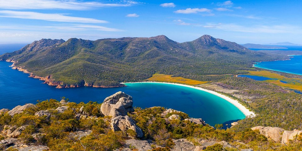 2-slide-tasmania-wine-glass-bay-freycinet-national-park-pano-1280×640