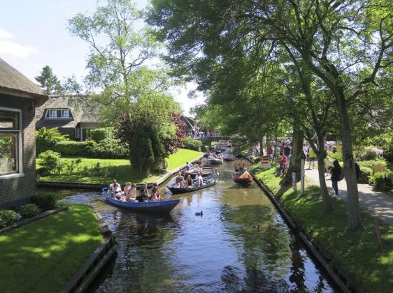 21+ captivating photos of Giethoorn — The Dutch Venice without roads ...