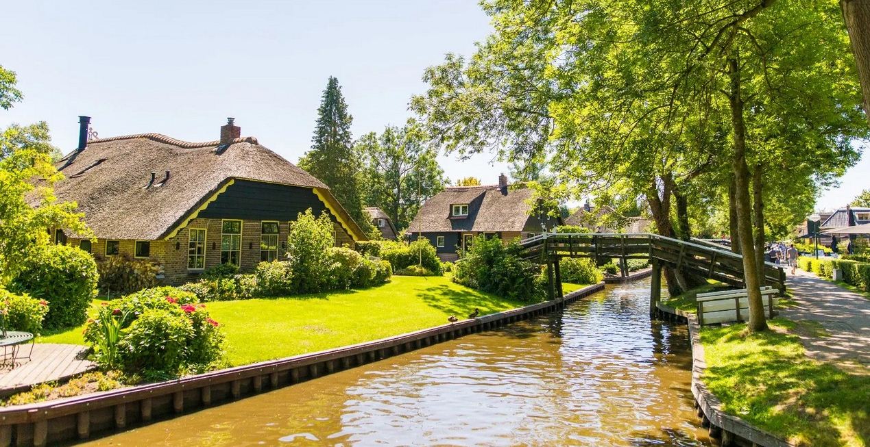 Giethoorn blog — The Dutch Venice in the heart Netherlands - Living + Nomads – Travel tips, Guides, & Information!