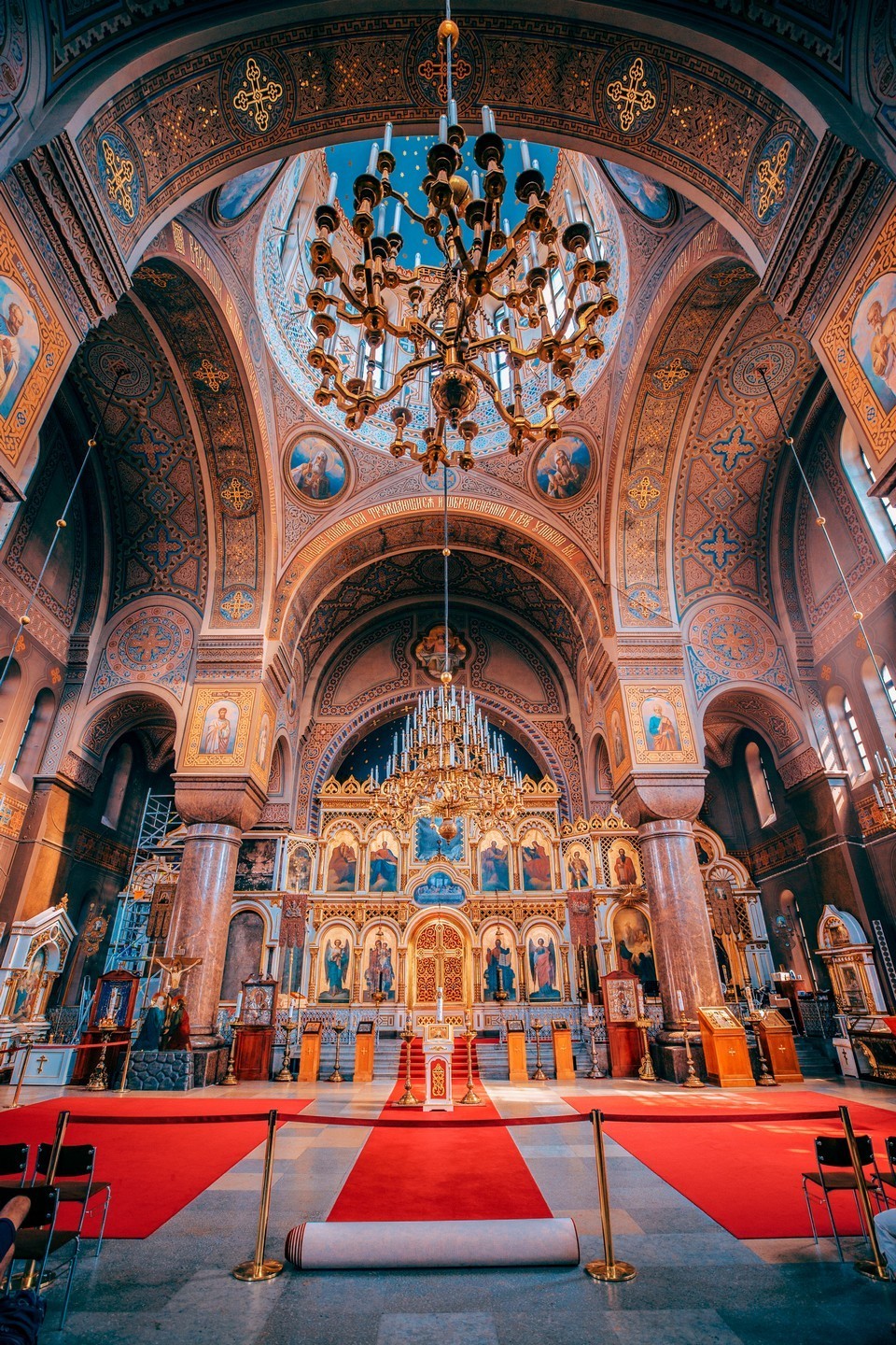 Interior_of_Uspenski_Cathedral_in_Helsinki,_Finland