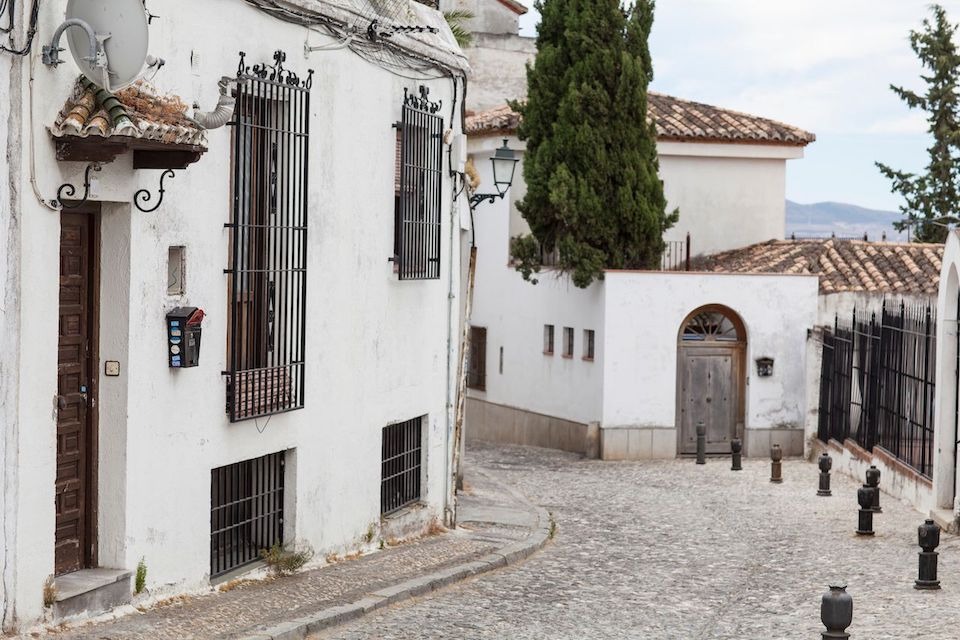 Granada-old-town-with-narrow-streets-and-white-buildings-Andalusia-Spain