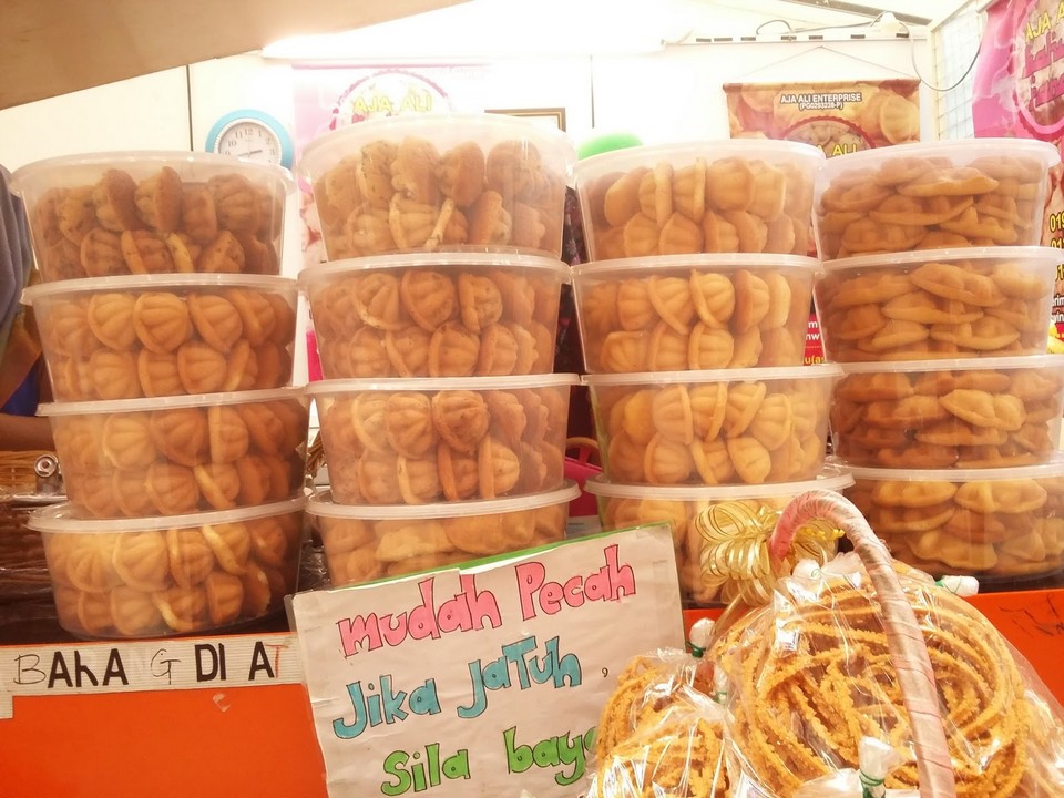 Kuih Bahulu in the plastic container as a gift