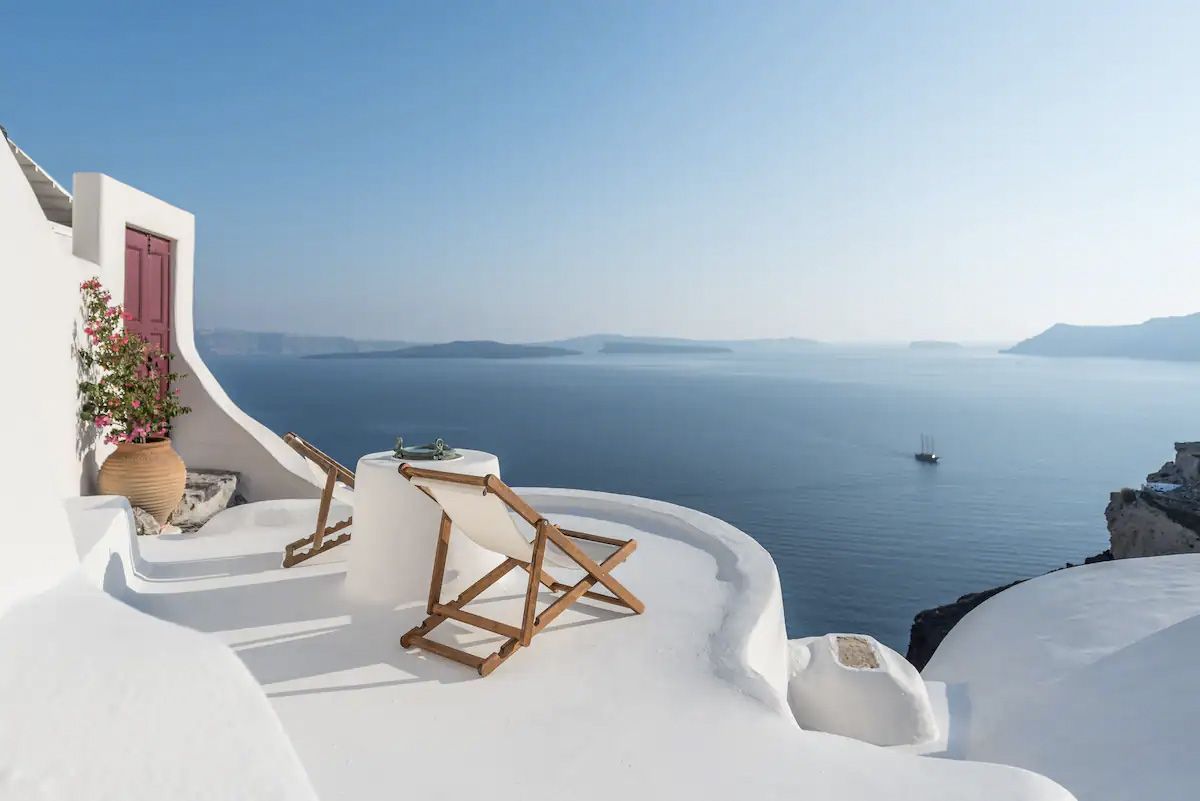 airbnb-cyclades-santorini-airbnbs-2-1653330765