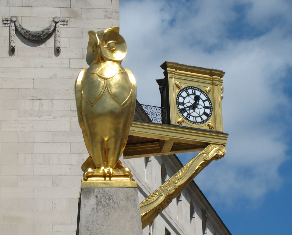 Leeds_Civic_Hall_owl_and_clock_18_June_2018