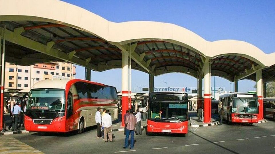 Трансфер фуджейра. Автобус Дубай Абу Даби. Автовокзал Абу Даби. Абу Даби аэропорт автовокзал. Автобусная станция в Абу Даби в Дубаи.