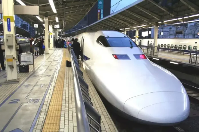 Shinkansen_Nozomi_in_Tokyo-www.wikiwand.com_-1024x682