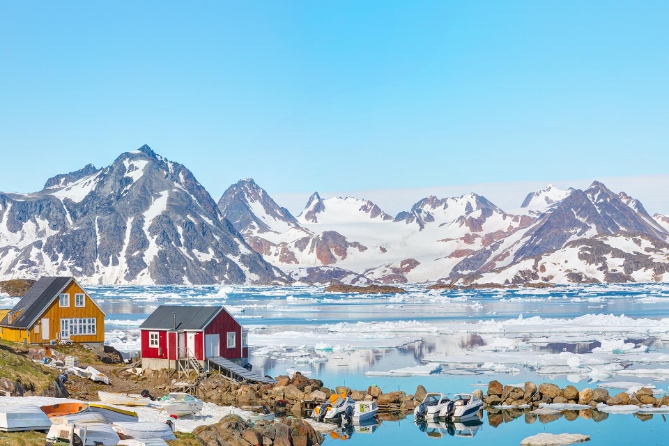 4-FlyGreenland-shutterstock_2196198179