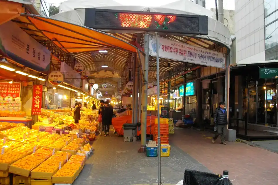 Hallabong tangerine juice at Dongmun market, Jeju
