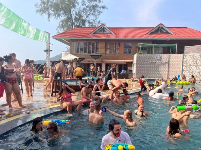 Best nightlife in Koh Tao — 10+ vibrant & best bars in Koh Tao Living