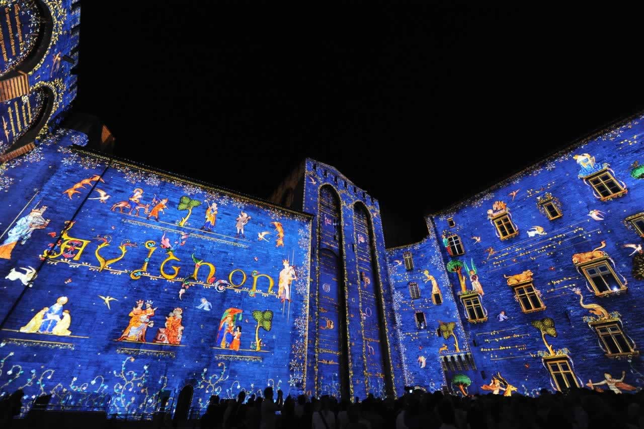 cour-d-honneur-luminessences-festival-avignon