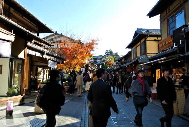 Higashiyama-District-Ninenzaka-Sannenzaka-machiya-Kyoto-shopping-Japanee2