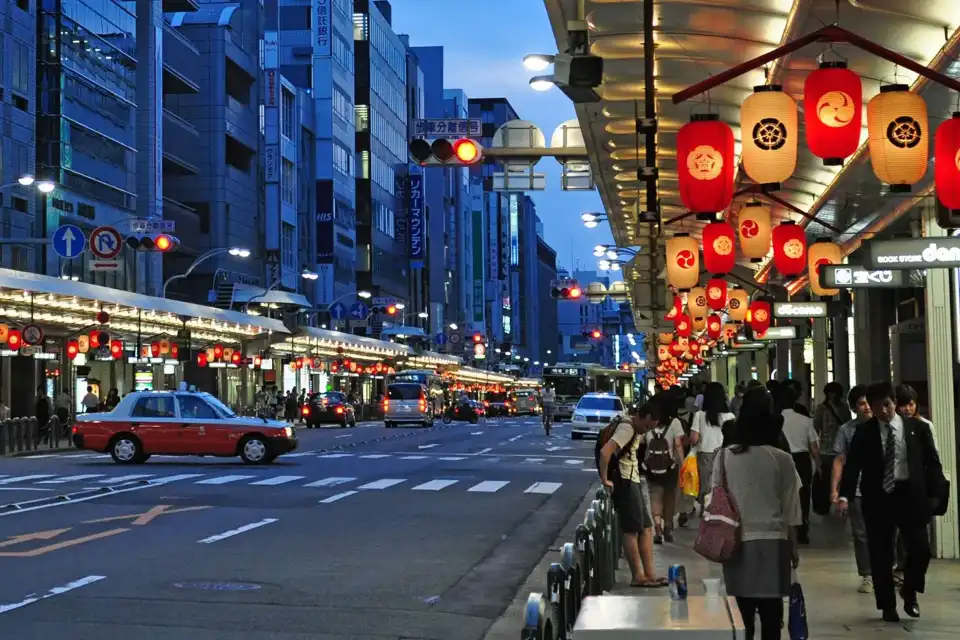 tourist shopping kyoto