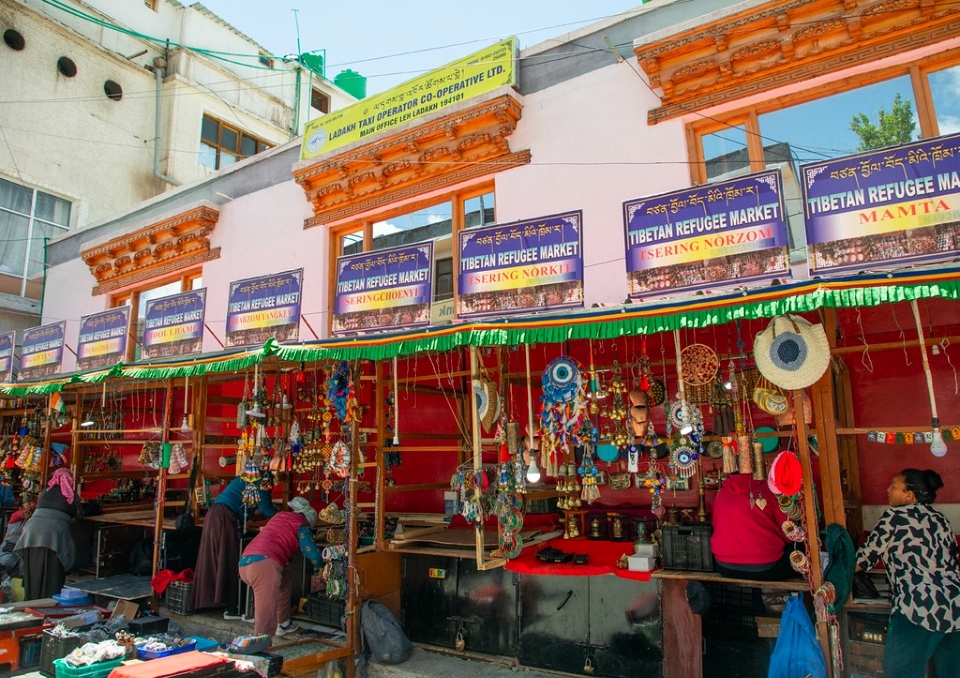 Shopping-in-Ladakh-Tibetan refugee market